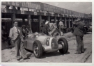 Arnold Werhle in der Boxengasse mit Auto Union Typ C Silberpfeil Nr. 8 (Orig. Photographie) ca. 1936