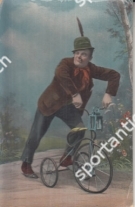 Homme en pantoufle fait le pitre avec cycles grandeur enfant (Carte postale coloré ca. 1910)